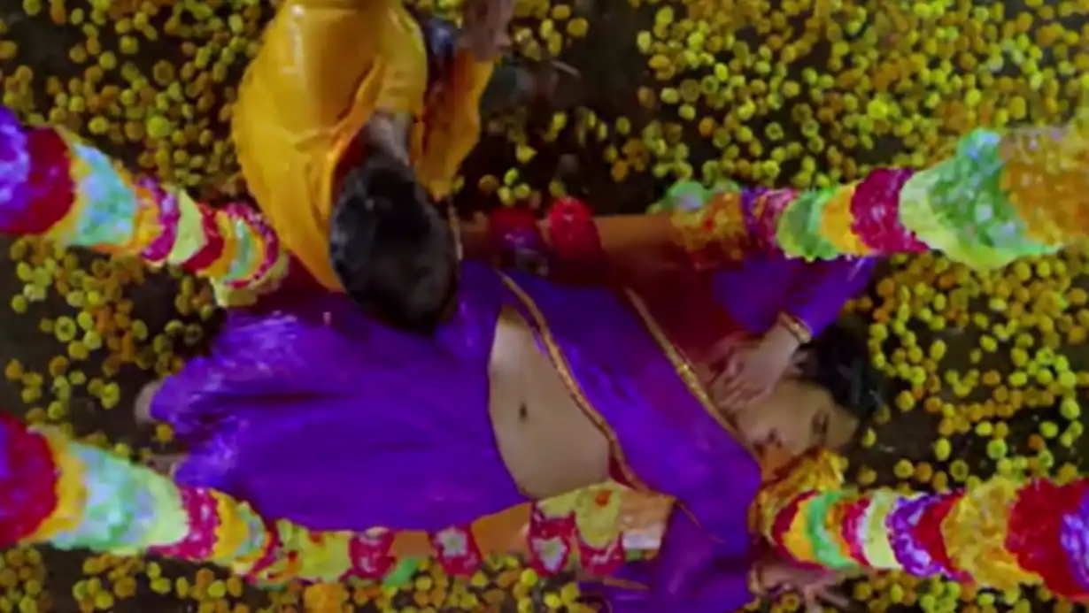 Tani Chhu La… Nirahua And Amrapali Dubey's Romance In Bhojpuri Song